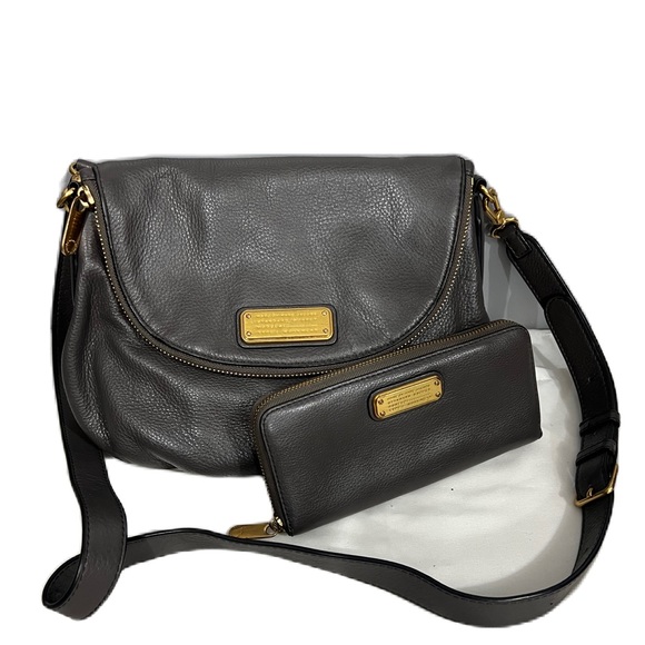 Marc Jacobs Handbags - ★ Marc Jacobs Iconic Natasha Style Gray Brown Crossbody Bag with Matching Wallet